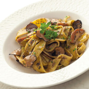 Pappardelle con hongos Boletus y crema de trufa negra