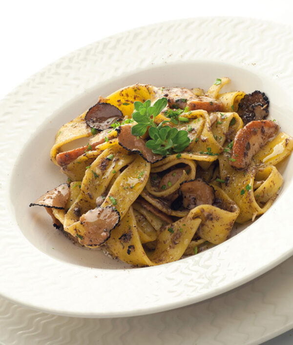 Pappardelle con hongos Boletus y crema de trufa negra