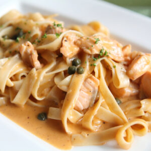 Tagliatelle salmón y gambas en salsa rosa