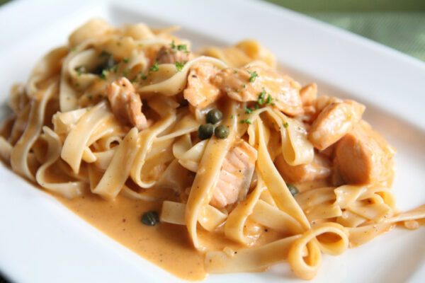 Tagliatelle salmón y gambas en salsa rosa